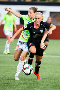 Göteborgs Adelina Engman tar bollen från Mia Carlsson