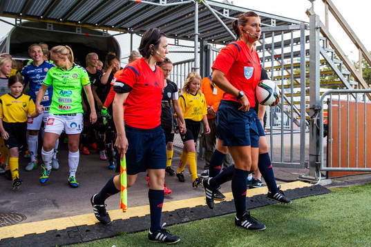 Domartrion med Malin Johansson i spetsen, vid sin sida går