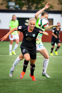 Göteborgs Adelina Engman tar bollen från Mia Carlsson