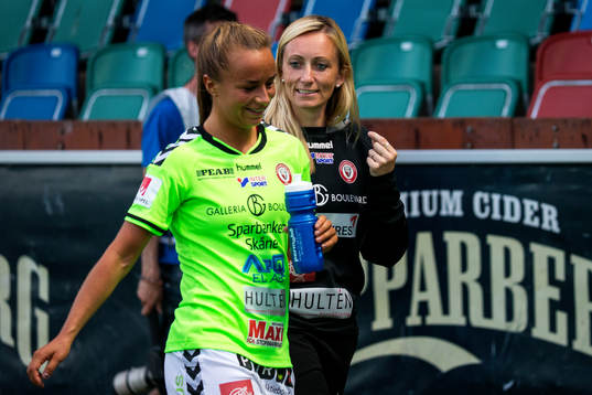 Kristianstads tränare Elisabet Gunnarsdottir i samspråk