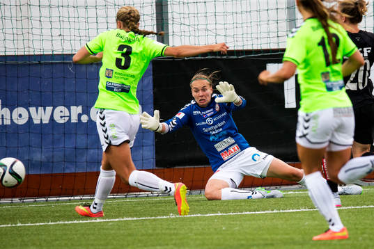 Kristianstads målvakt Brett Maron  vid en farlig chans