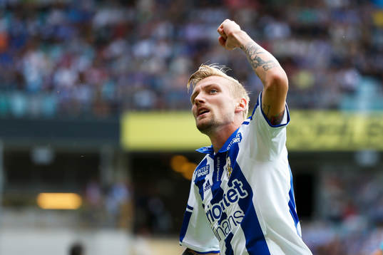 IFK Göteborgs Sebastian Eriksson eldar på publiken