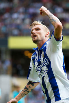 IFK Göteborgs Sebastian Eriksson eldar på publiken