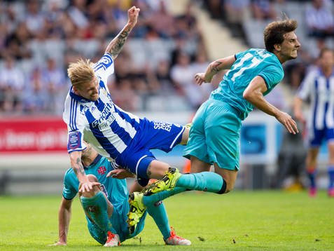 IFK Göteborgs Sebastian Eriksson tacklas omkull