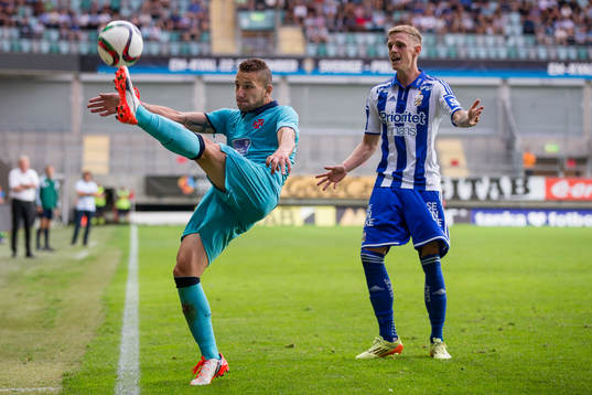 Belenenses André Sousa rensar undan bollen före IFK