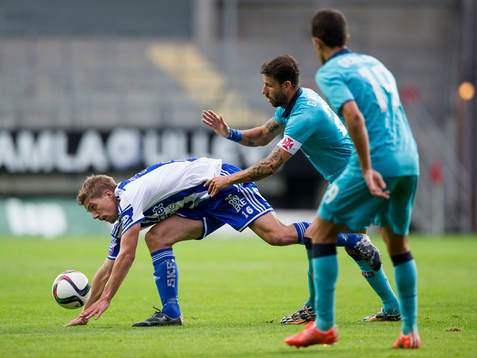 IFK Göteborgs Mikael Boman faller