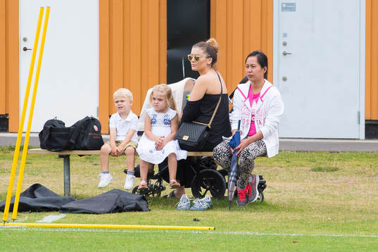 Christian Chippen Wilhelmssons fru Oksana tittar på