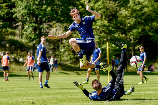 IFK Göteborgs Victor Sköld i en kamp med IFK Göteborgs