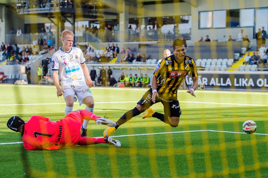 Häckens Paulo de Oliveira fälls av Gefles målvakt Emil