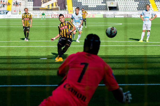 Häckens Paulo de Oliveira gör 1-1 på straff