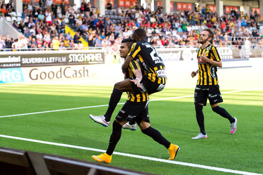 Häckens Paulo de Oliveira jublar