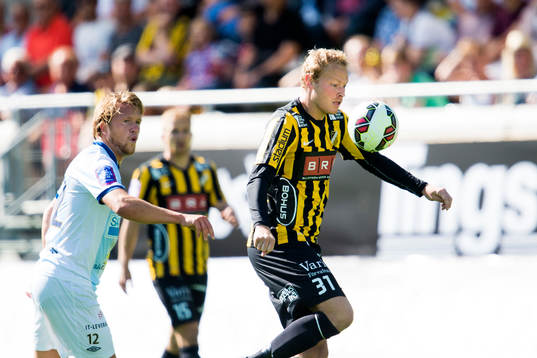 Häckens Michiel Hemmen framför Gefles Anders