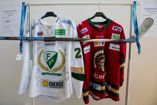 Lotterivinster vid invigningen av nya ishockeyhallen