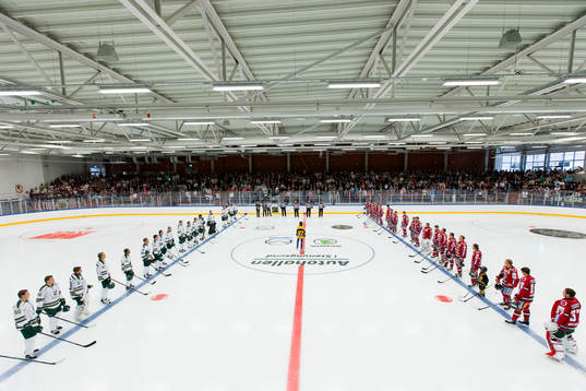 Nationalsång innan nedsläpp i träningsmatchen i ishockey