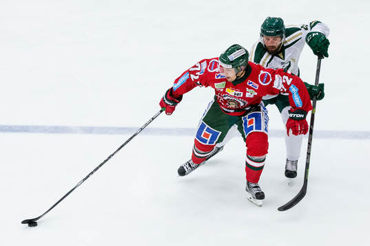 Frölundas Patrik Carlsson före Färjestads Milan Gulas