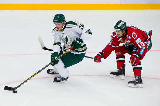 Färjestads Johan Persson före Frölundas Mattias Janmark