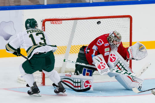 Färjestads Linus Persson skjuter in reduceringen 1-2 bakom