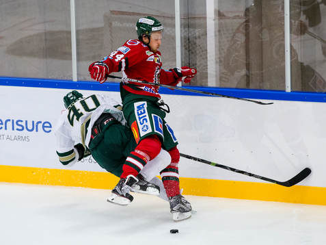 Frölundas Pontus Widerström tacklar Färjestads spelare
