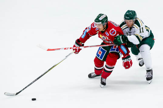 Frölundas Andreas Johnson före Färjestads Joakim Nygård