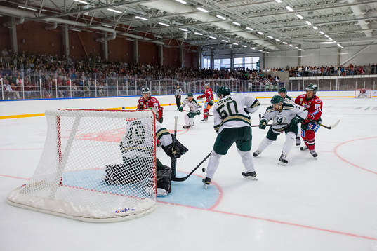 Färjestads Sebastian Erixon slår bort pucken vid egen