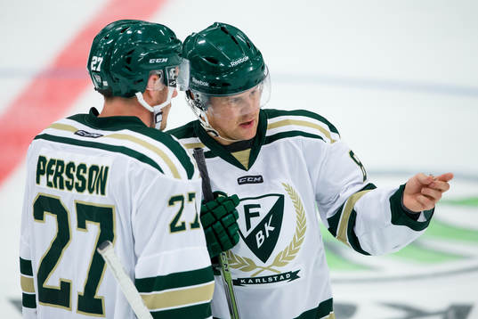 Färjestads John Persson och Mikael Johansson i samspråk