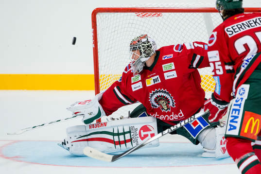 Frölundas målvakt Lars Johansson räddar ett skott