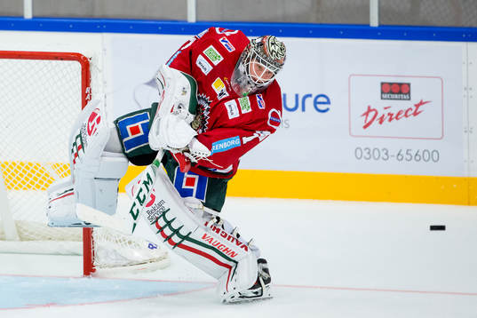 Frölundas målvakt Lars Johansson lyfter iväg pucken
