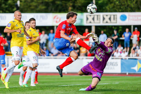 Helsingborgs Anton Wede och Falkenbergs målvakt Otto