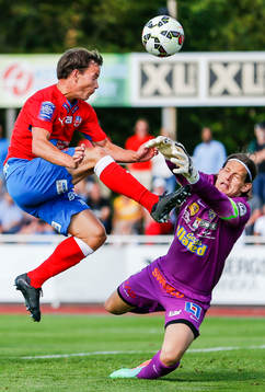 Helsingborgs Anton Wede och Falkenbergs målvakt Otto