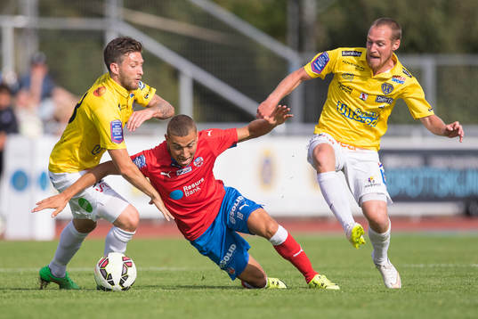 Falkenbergs Tibor Joza och Christoffer Carlsson stoppar