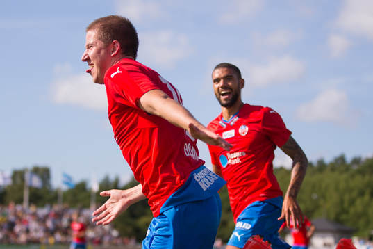 Helsingborgs Darijan Bojanic (närmast i bild) jublar