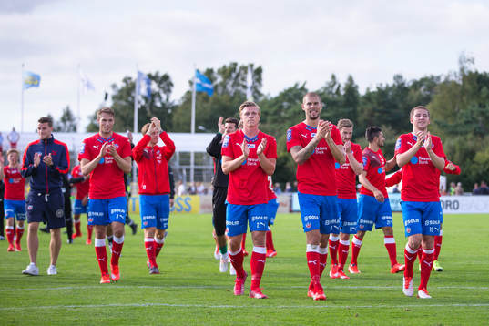 Helsingborgs spelare tackar sina supportrar