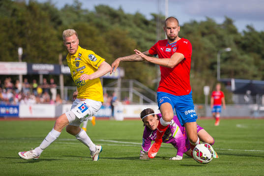 Falkenbergs Per Karlsson och Helsingborgs Robin Simovic i