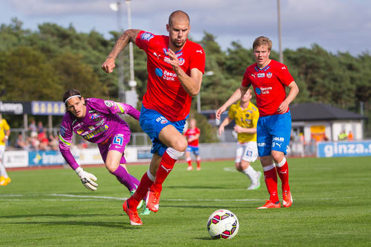 Helsingborgs Robin Simovic har rundat Falkenbergs Målvakt