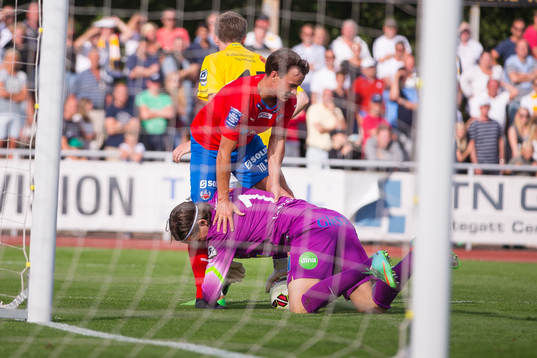 Falkenbergs Målvakt Otto Martler och Helsingborgs Anton