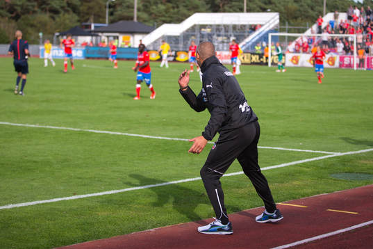 Helsingborgs Tränare Henrik Larsson manar på sina spelare