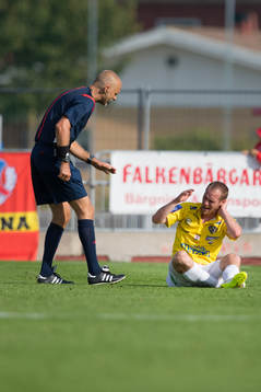 Falkenbergs Christoffer Carlsson har fått en smäll och