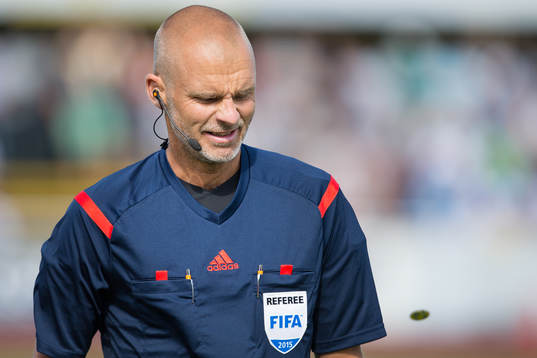 Domare Michael Lerjéus singlar slant före fotbollsmatchen