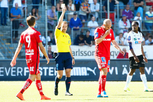 Norrköpings Daniel Sjölund får gult kort