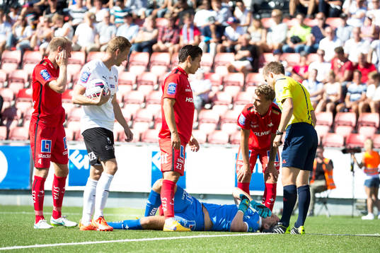 Norrköpings målvakt David Mitov Nilsson ligger på planen
