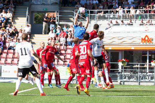 Norrköpings målvakt David Mitov Nilsson räddar