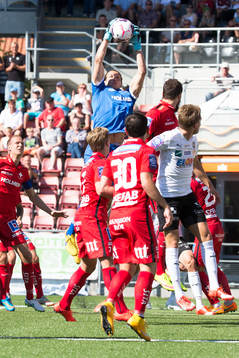 Norrköpings målvakt David Mitov Nilsson räddar
