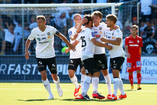 Örebros Martin Broberg jublar