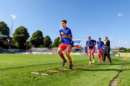 Åtvidabergs spelare värmer upp före fotbollsmatchen i