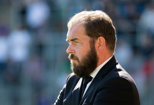 Örebros tränare Alexander Axén ser bekymrad ut