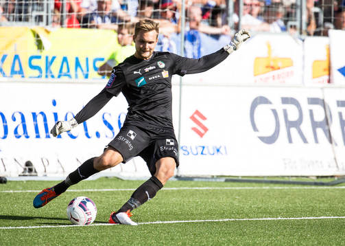 Örebros målvakt Oscar Jansson vid en utspark