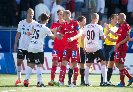Norrköpings och Örebros spelare tackar varandra