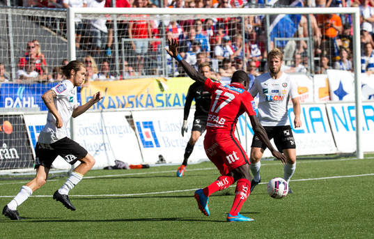Norrköpings Alhaji Kamara anfaller