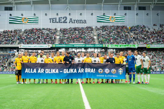 Båda lagens spelare med en banderoll