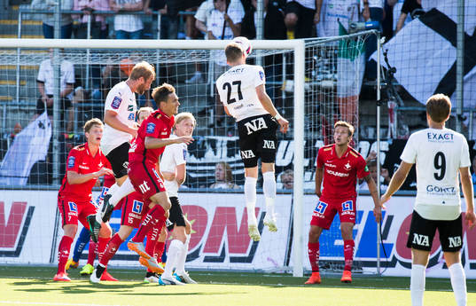 Örebros Eidur Aron Sigurbjörnsson nickar framför mål
